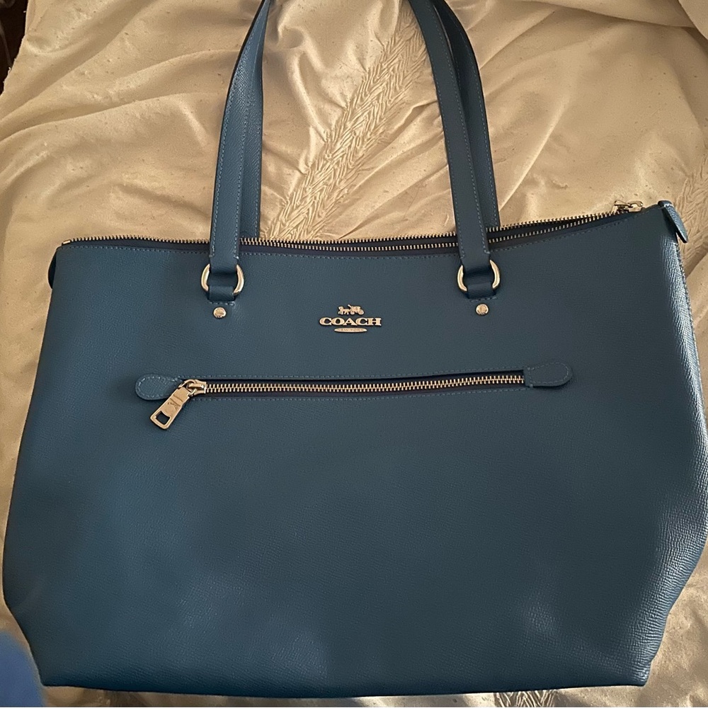 AUTHENTIC COACH SHOULDER BAG